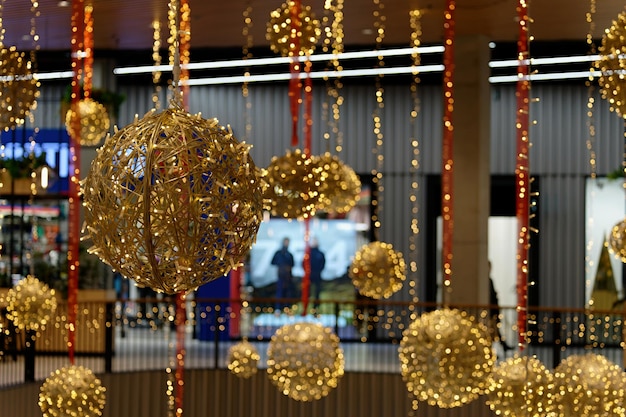 Adornos y luces en el árbol de Navidad decorado