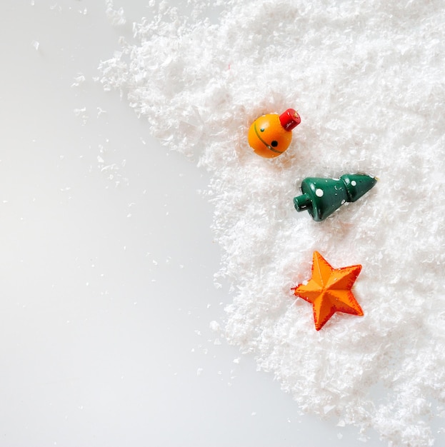 Adornos de muñeco de nieve sobre fondo blanco.