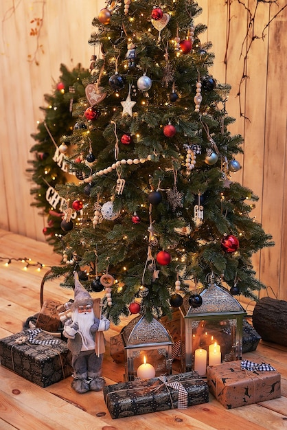 Adornos de Navidad y Año Nuevo para el patio trasero Corona de árbol de Navidad y regalos