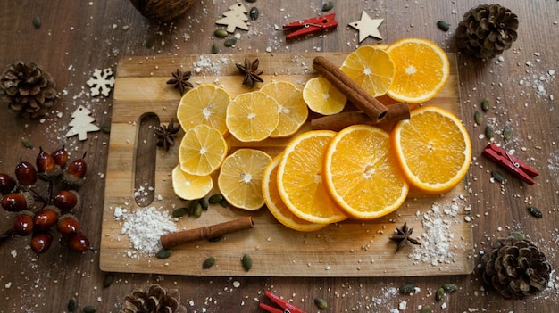 Adornos de Navidad en el fondo de madera. Rodajas de naranja y limón en madera con canela