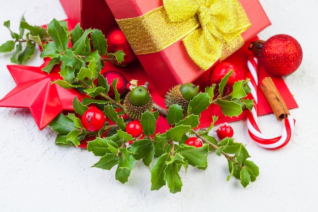 Adornos de Navidad sobre fondo de estuco blanco