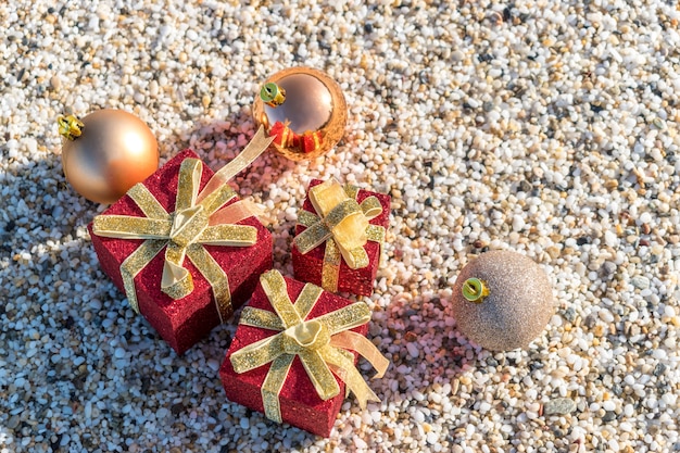 Adornos navideños y adornos en la arena de una playa