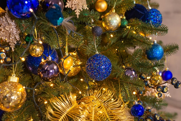 adornos navideños en el árbol closeup bolas guirnaldas juguetes