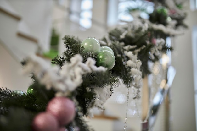 Adornos navideños en un árbol festivo. Fondo tradicional festivo para el Año Nuevo.