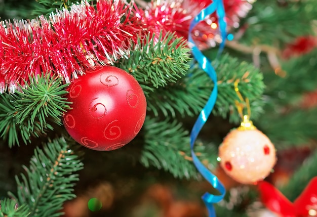 Adornos navideños en un árbol de Navidad. Juguetes en el árbol de Navidad