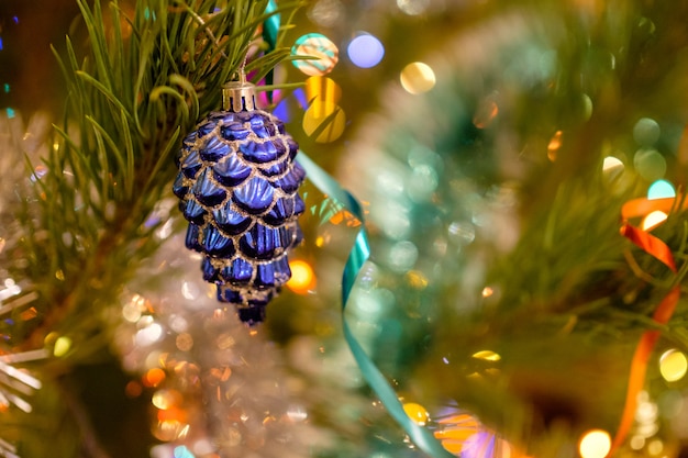 Adornos navideños en el árbol de Navidad.