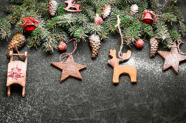 Adornos navideños en el árbol de navidad.