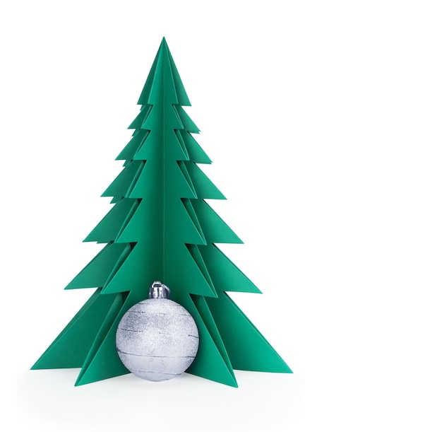 Adornos navideños y árbol de papel verde sobre un fondo blanco.