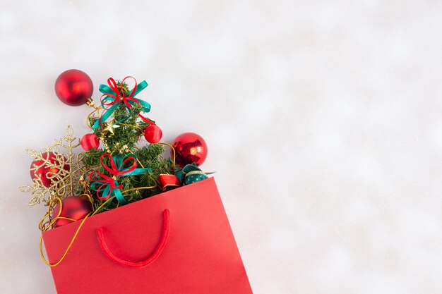 Adornos navideños en la bolsa.