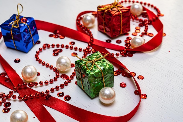 Foto adornos navideños brillantes sobre un fondo de madera blanca. tarjeta de navidad.