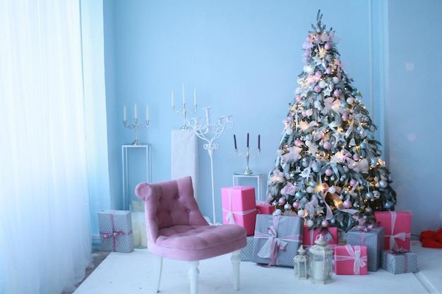 Foto adornos navideños con cajas de árboles de navidad con regalos y velas.
