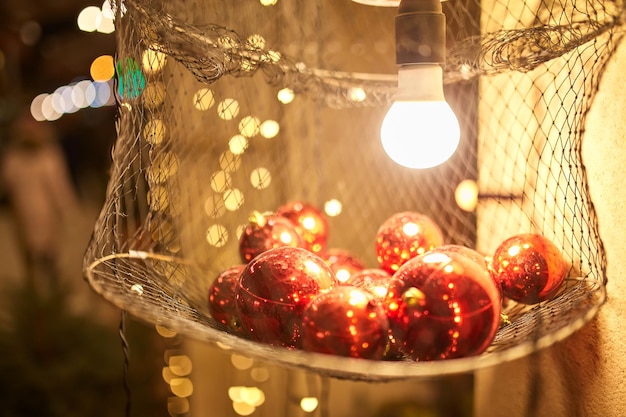 Adornos navideños en la calle luces de bokeh de vacaciones coloridas iluminación nocturna de la ciudad