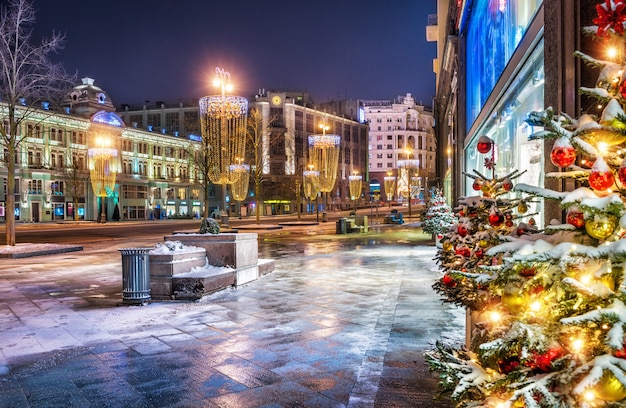 Adornos navideños de la calle Tverskaya en una helada noche de invierno