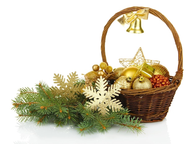 Adornos navideños en canasta y ramas de abeto aislado en blanco
