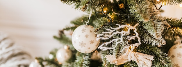 Adornos navideños en casa. Luces de año nuevo, juguete, corona y árbol Noel