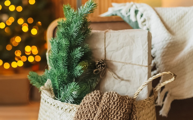 Adornos navideños en casa. Luces de año nuevo, juguete, corona y árbol Noel