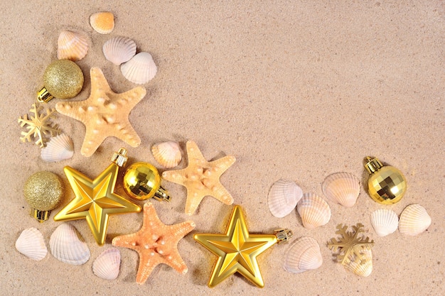 Adornos navideños, conchas marinas y estrellas de mar.