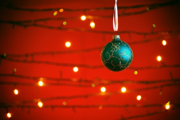 Adornos navideños contra el fondo de luces. Bolas de navidad