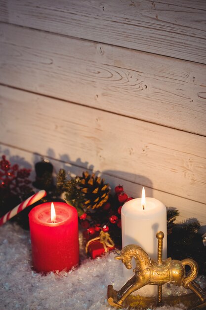 Adornos navideños contra la pared de madera