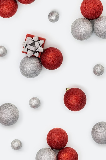 Adornos navideños decoraciones bolas de color rojo y plateado y caja de regalo patrón de vacaciones de año nuevo