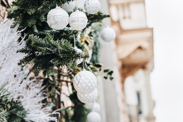 Adornos navideños para edificios al aire libre Adornos blancos y rama de pino