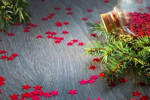 Adornos navideños con estrellas de rama de abeto de bola de cristal en la mesa de Navidad Espacio de copia