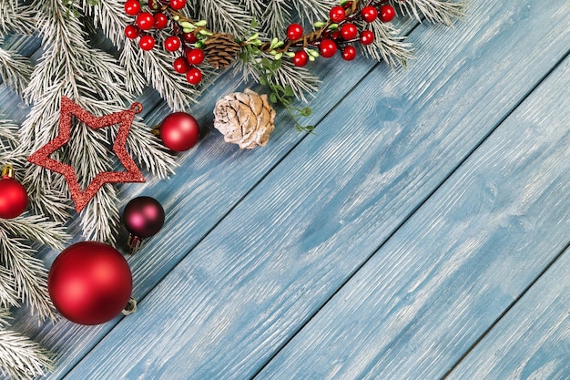 Adornos navideños en el fondo de madera. Copie el espacio para el texto.