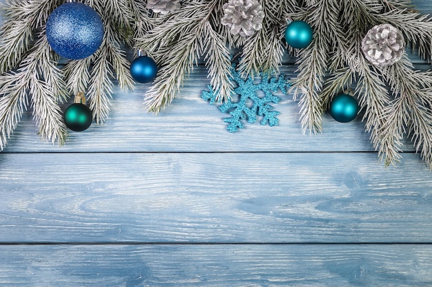 Adornos navideños en el fondo de madera. Copie el espacio para el texto.