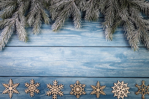 Adornos navideños en el fondo de madera. Copie el espacio para el texto.