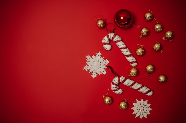 Foto adornos navideños en el fondo rojo.