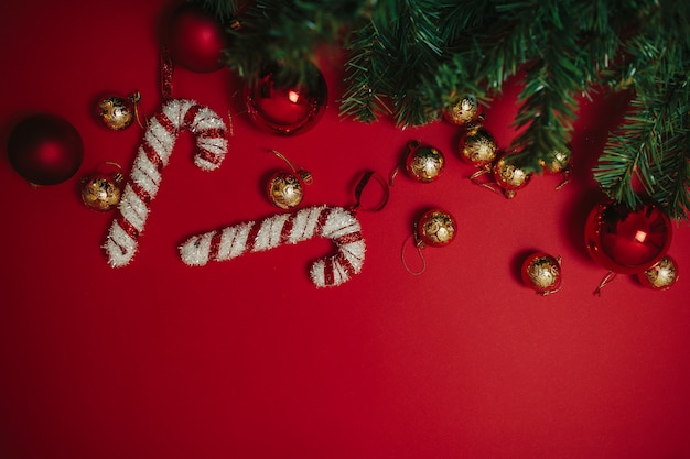 Adornos navideños en el fondo rojo.