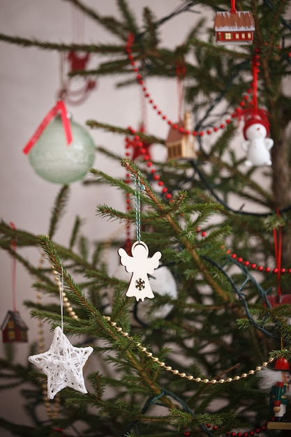 Adornos navideños en un hermoso árbol de navidad natural