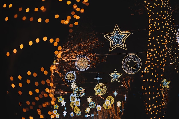 Adornos navideños iluminados en la calle.