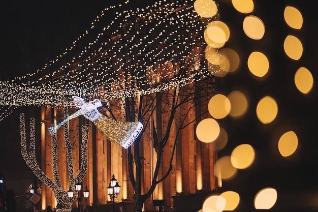 Adornos navideños iluminados en la calle.