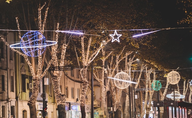 Adornos navideños iluminados en la calle.