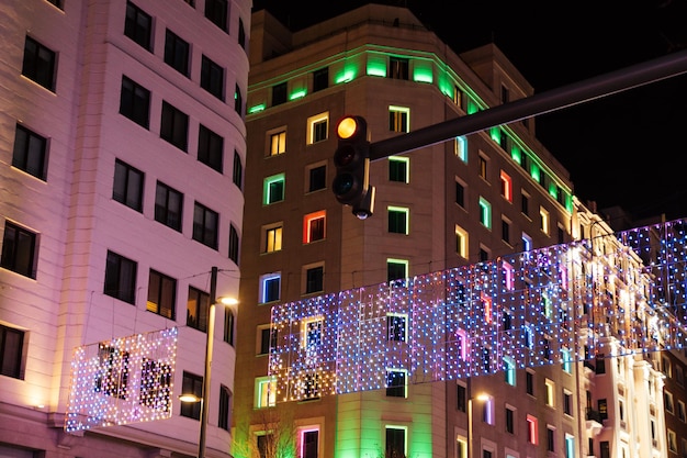 Adornos navideños en Madrid de noche