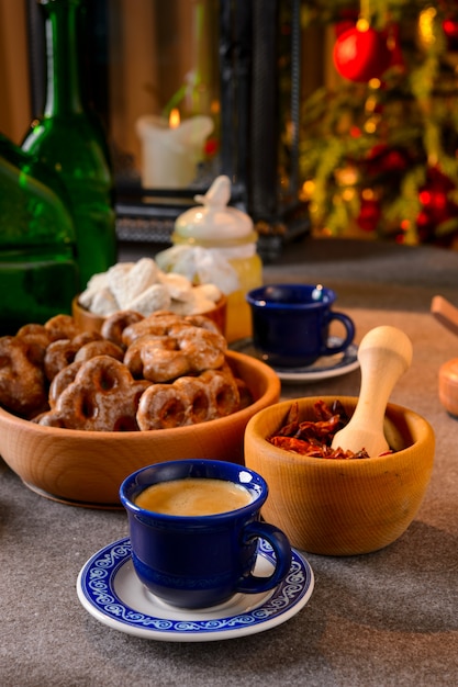 Adornos navideños en mesa con cítricos y galletas de rosa mosqueta en mesa festiva