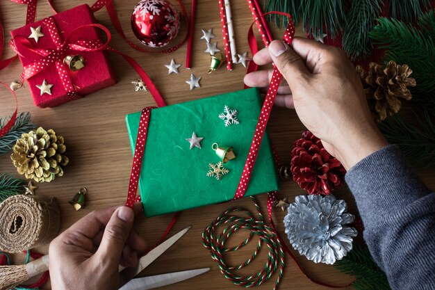 Adornos navideños en mesa de madera