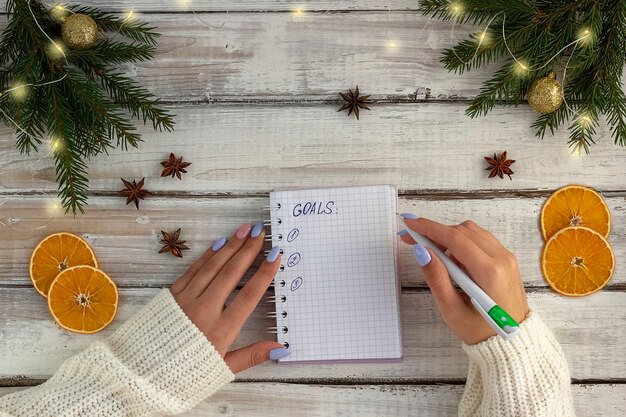 Adornos navideños y navideños. Lista de metas para el nuevo año. Concepto de Navidad y año nuevo. Vista desde arriba.