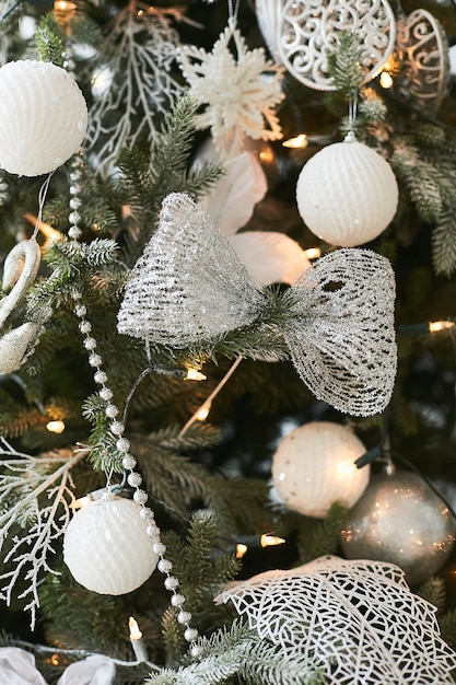 Adornos navideños con nieve artificial en el árbol de Navidad.