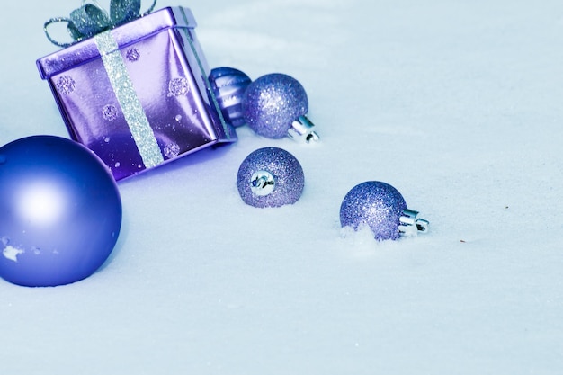 Adornos navideños en nieve virgen.