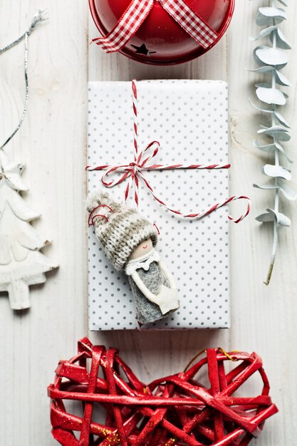 Adornos navideños o de año nuevo en color rojo y blanco sobre blanco