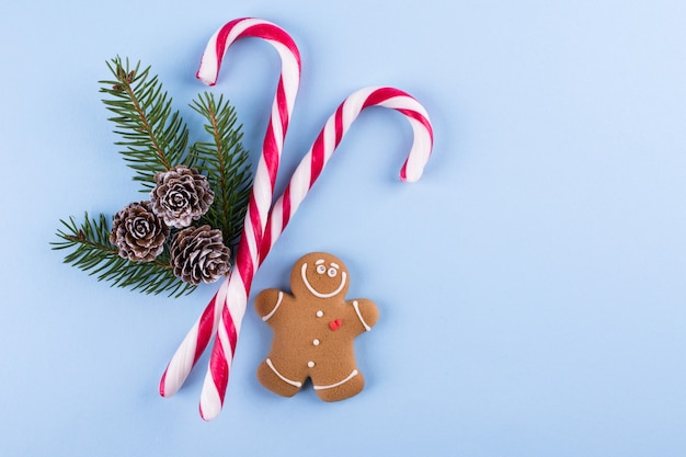 Adornos navideños con pan de jengibre y ramas de abeto