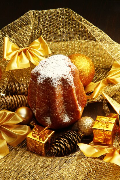 Adornos navideños con pandoro.