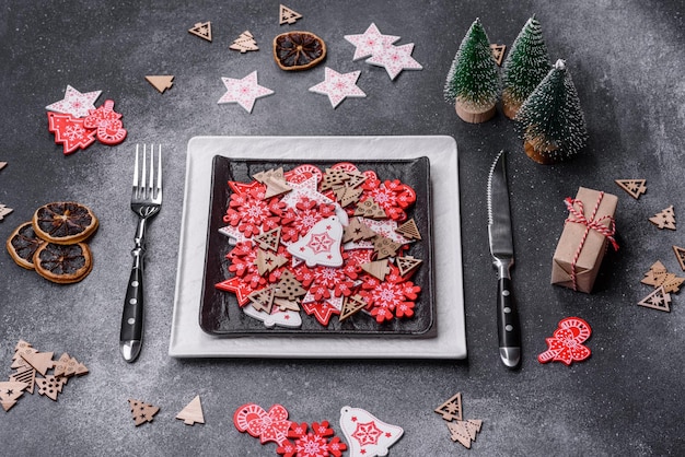 Adornos navideños y panes de jengibre en una mesa de hormigón oscuro Preparándose para la celebración