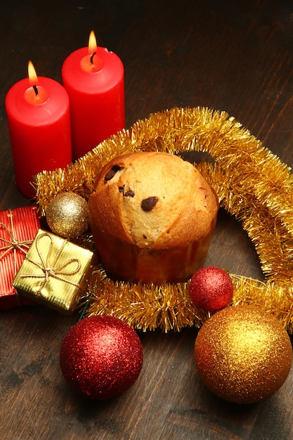 Adornos navideños con panettone.