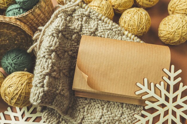 Adornos navideños con papel artesanal y bufanda tejida