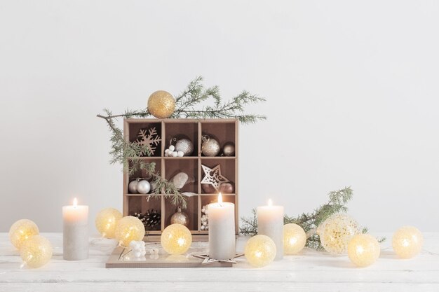 Adornos navideños en la pared blanca de fondo