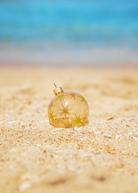 Adornos navideños en la playa