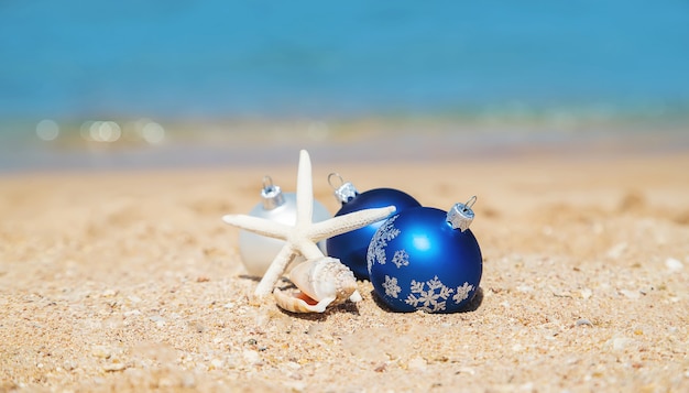 Adornos navideños en la playa